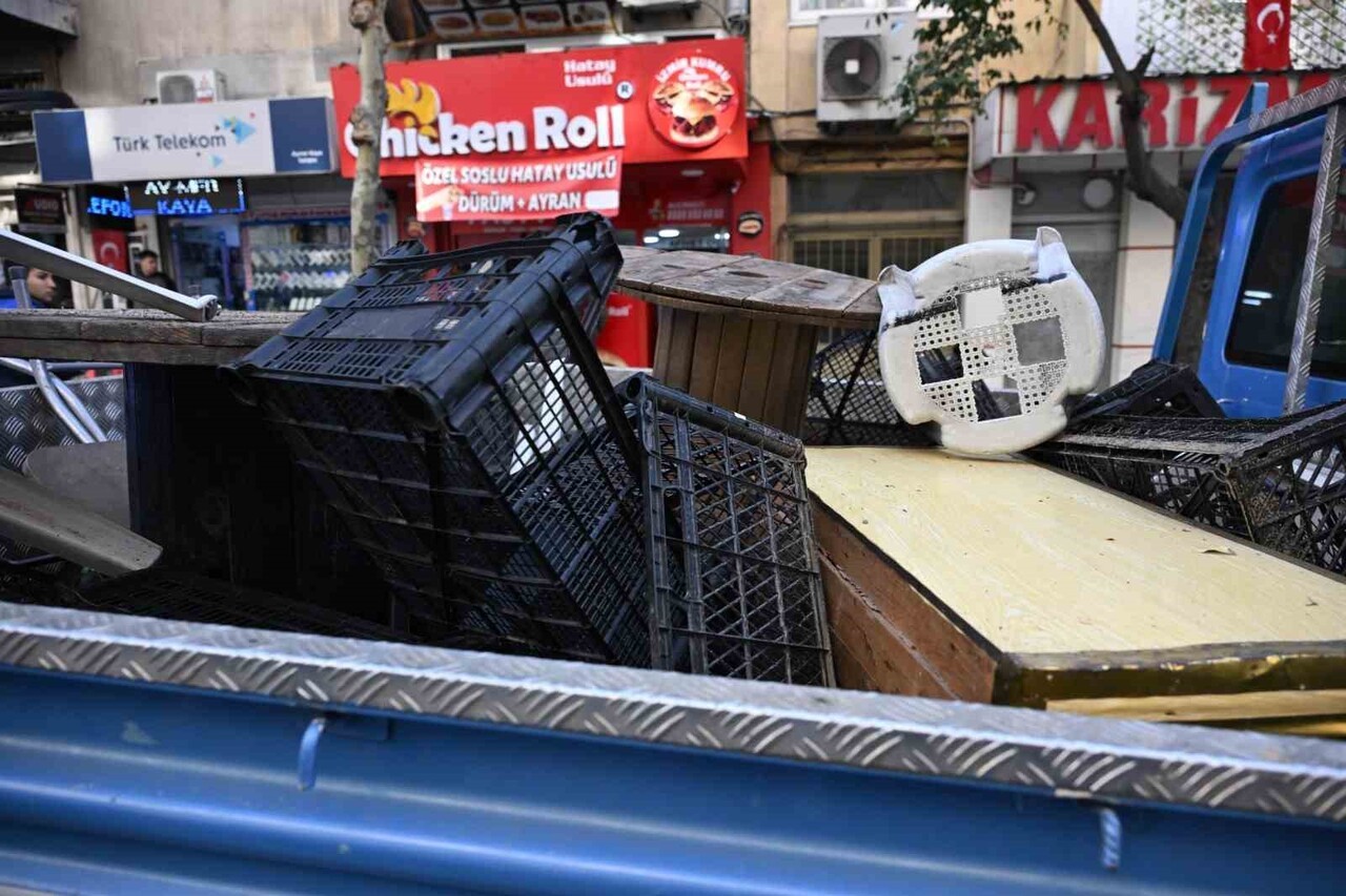 MANİSA BÜYÜKŞEHİR BELEDİYESİ ZABITA DAİRESİ BAŞKANLIĞI, KALDIRIM İŞGALLERİNE YÖNELİK DENETİM...