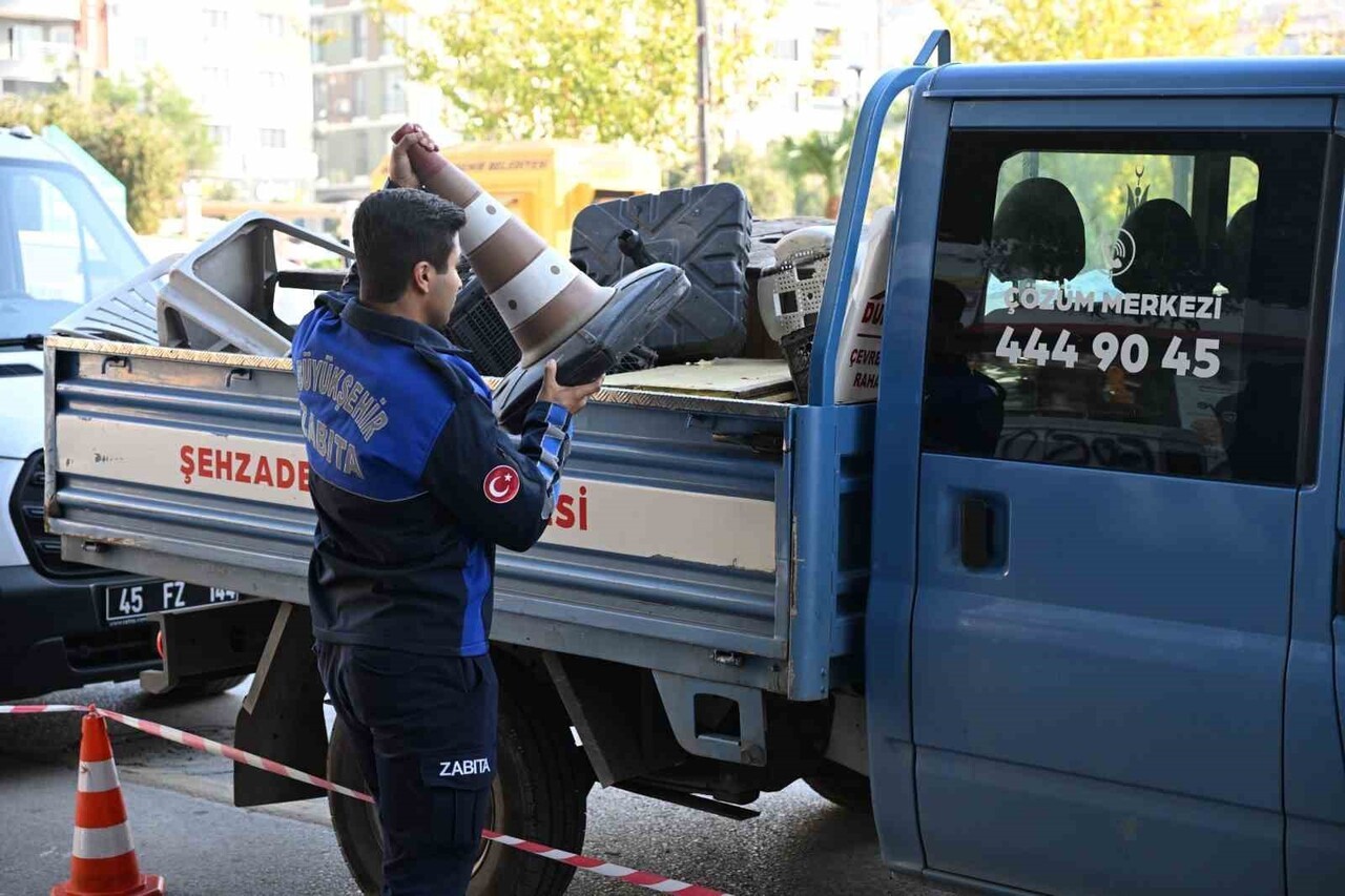 MANİSA BÜYÜKŞEHİR BELEDİYESİ ZABITA DAİRESİ BAŞKANLIĞI, KALDIRIM İŞGALLERİNE YÖNELİK DENETİM...