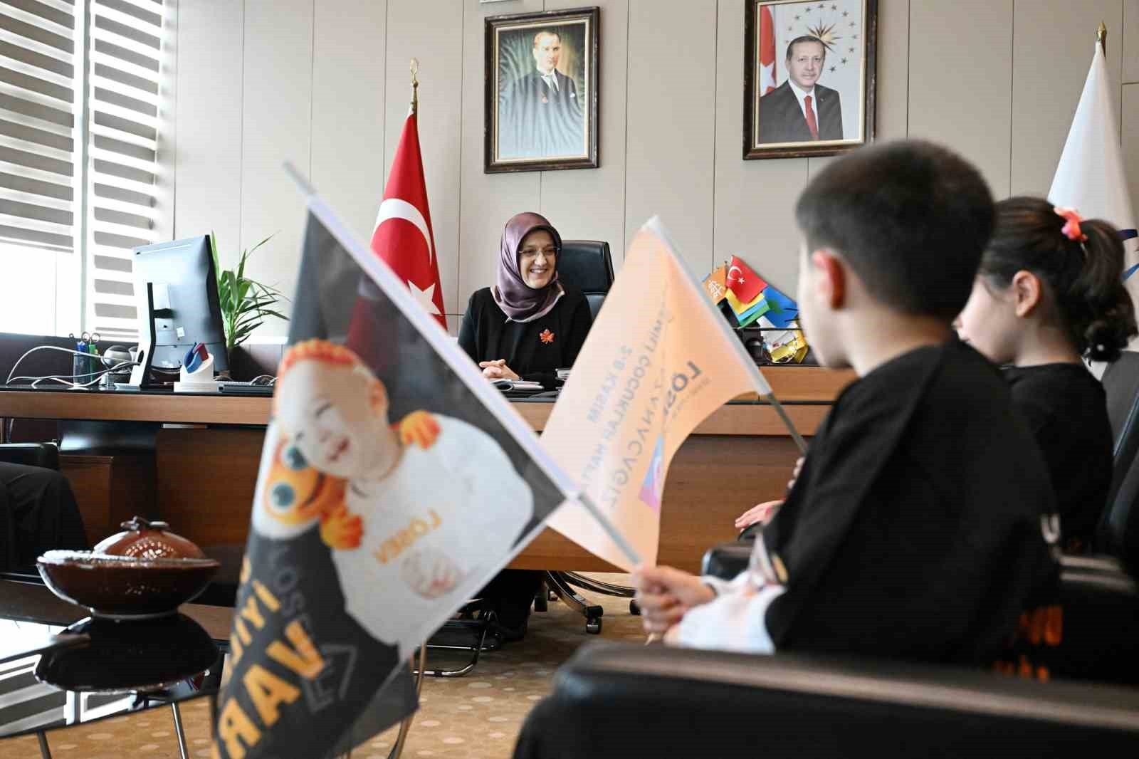 MANİSA CELAL BAYAR ÜNİVERSİTESİ REKTÖRÜ PROF. DR. RANA KİBAR MAKAMINDA AĞIRLADIĞI LÖSEMİLİ...