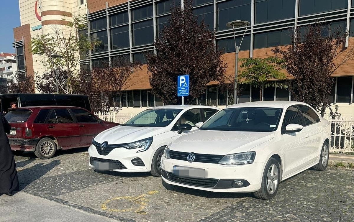 MANİSA’DA ENGELLİ RAMPALARINI VE PARK YERLERİNİ İŞGAL EDEN SÜRÜCÜLERE YÖNELİK YAPILAN DENETİMLERDE...