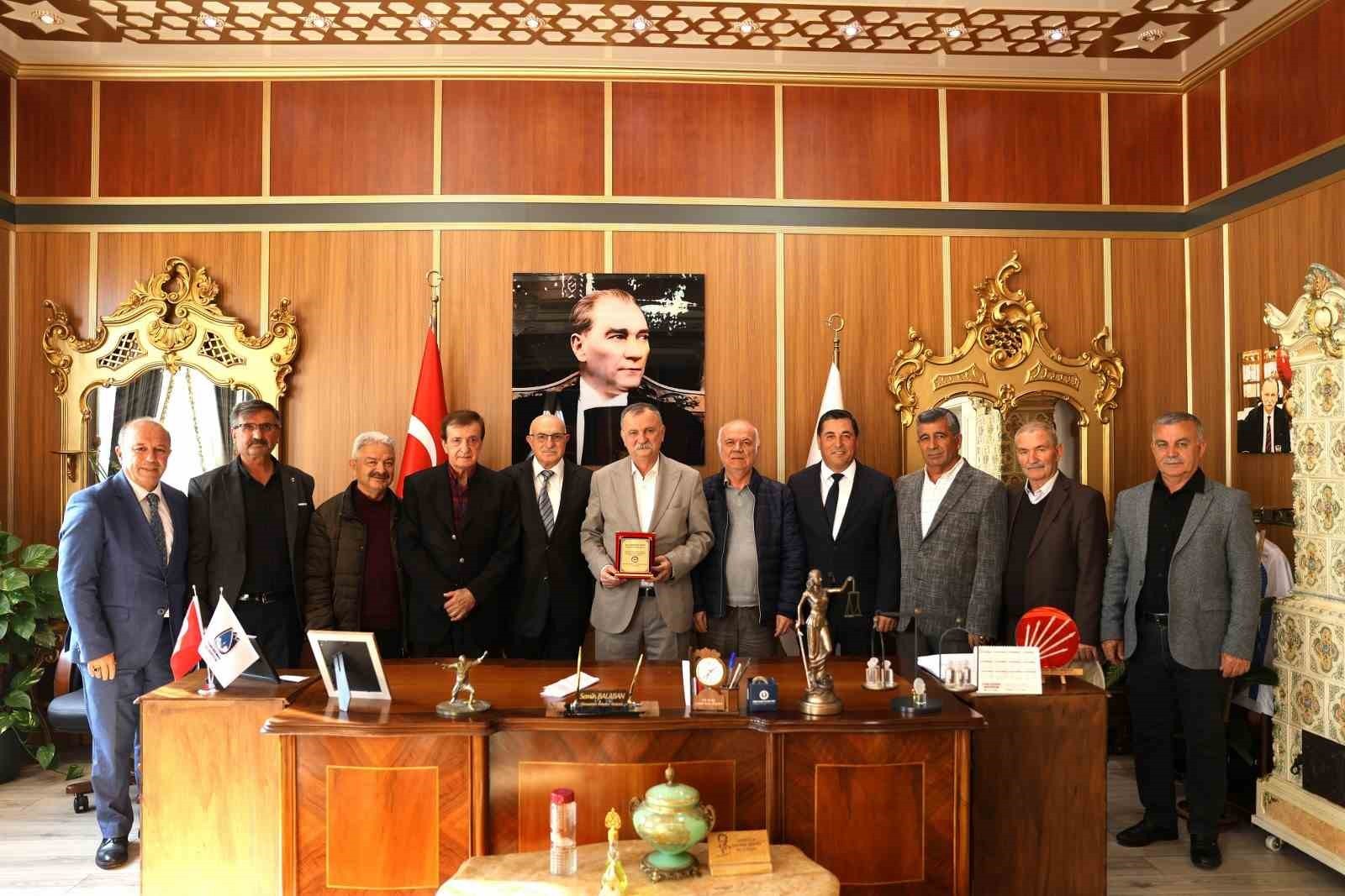 MANİSA’DA FAALİYETLERİNİ SÜRDÜREN HEMŞEHRİ DERNEKLERİ, YUNUSEMRE BELEDİYE BAŞKANI SEMİH BALABAN’A...