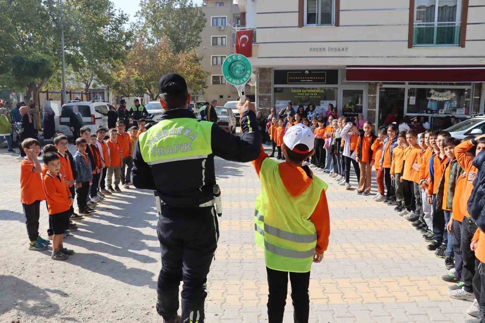 MANİSA’DA ÖĞRENCİLERİN GÜVENLİĞİ İÇİN JANDARMA TRAFİK EKİPLERİ TARAFINDAN 34 OKUL ÖNÜNDE EŞ...