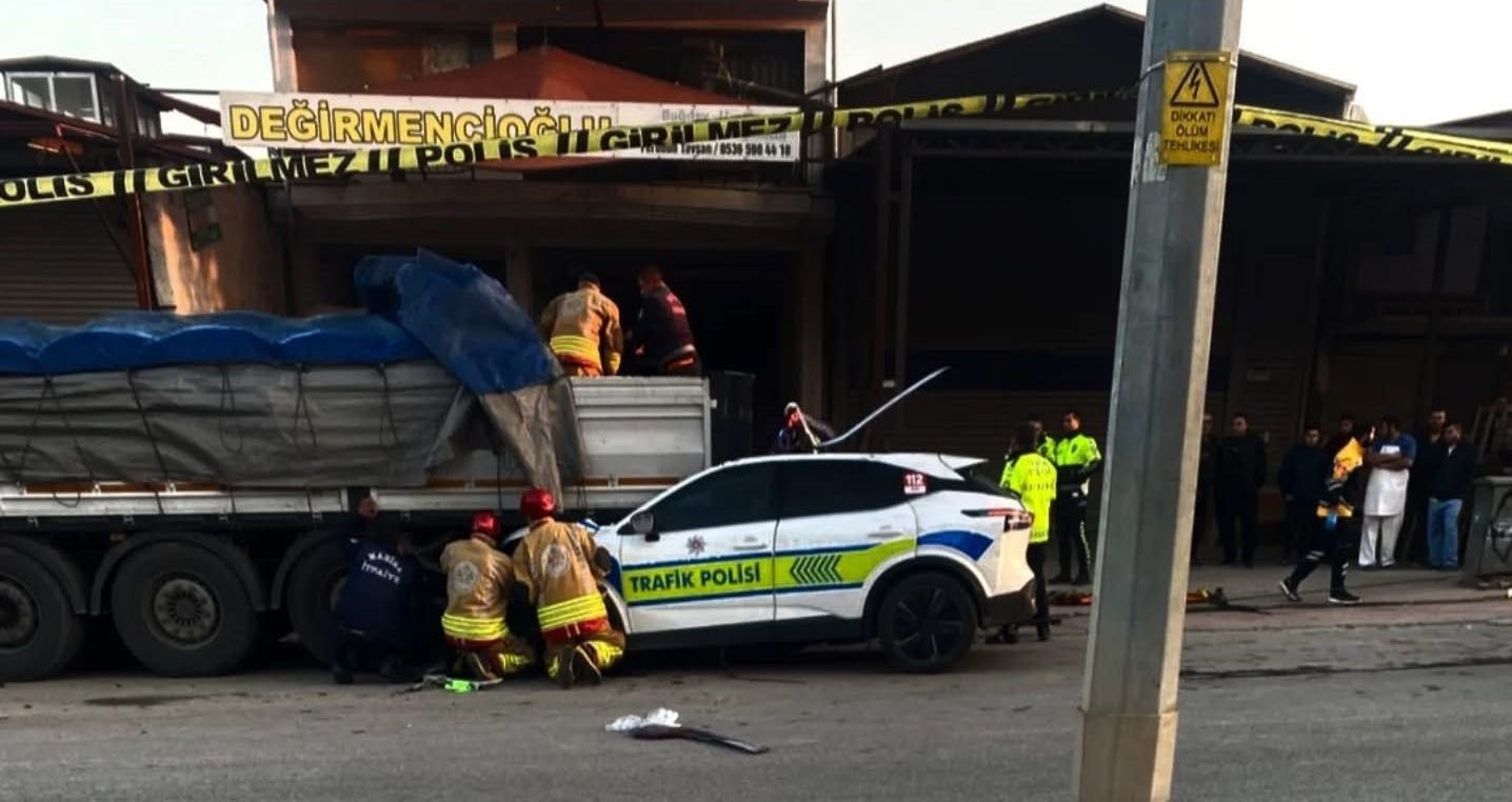 MANİSA’NIN ALAŞEHİR İLÇESİNDE 15 KASIM CUMARTESİ GÜNÜ MEYDANA GELEN KAZADA, TRAFİK POLİSİNİN TIRA...