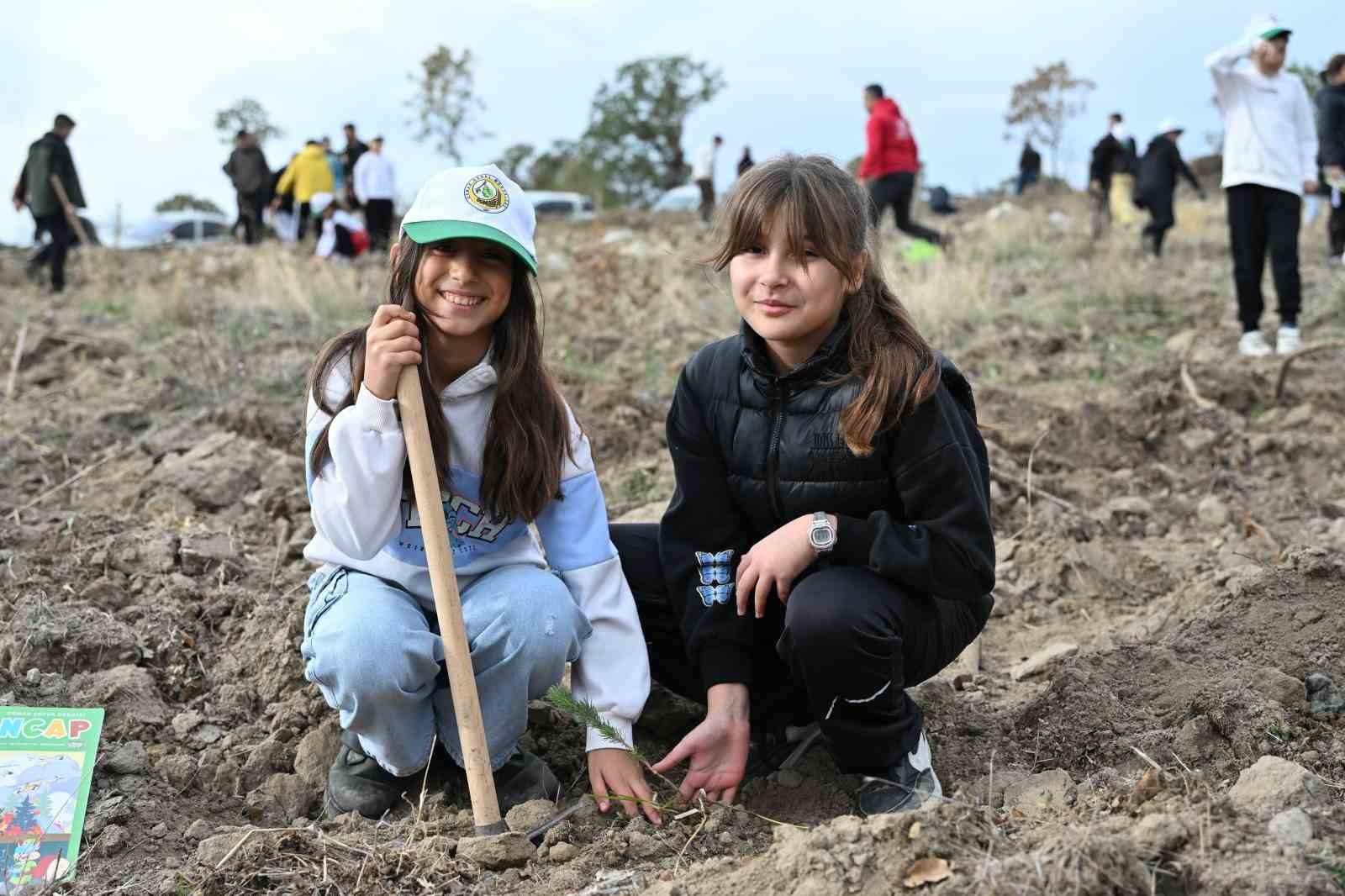 MANİSA’NIN DEMİRCİ İLÇESİNDE 11 KASIM MİLLİ AĞAÇLANDIRMA GÜNÜ KAPSAMINDA 2 BİN FİDAN TOPRAKLA...