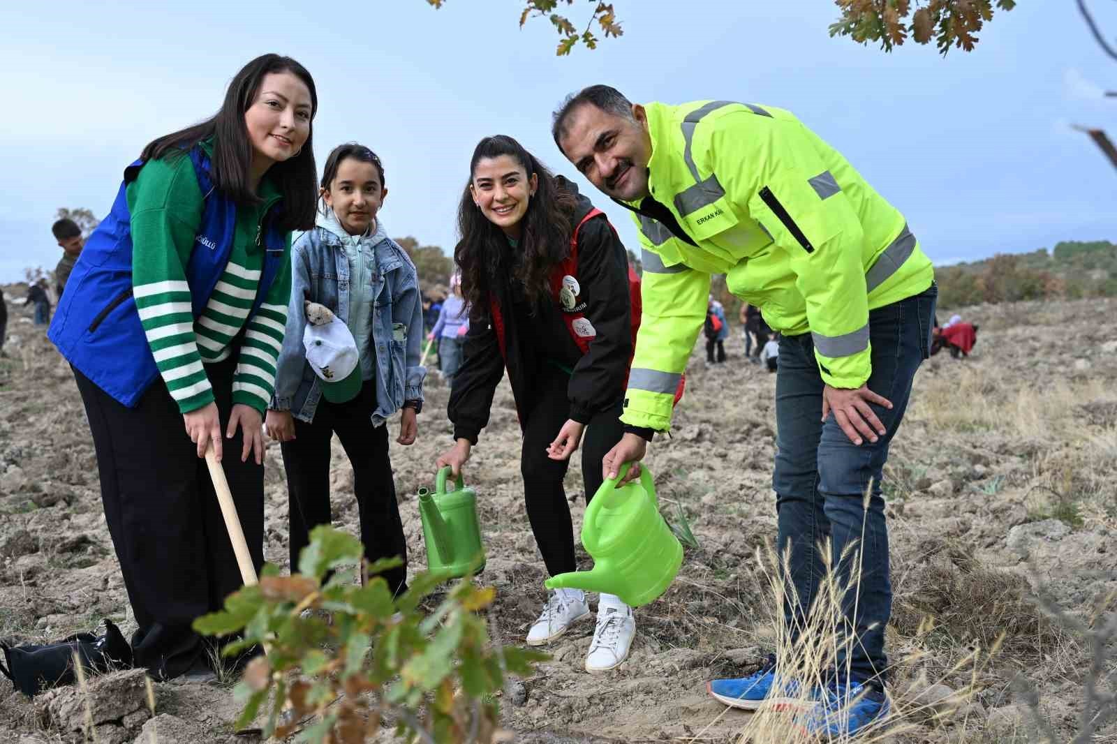 MANİSA’NIN DEMİRCİ İLÇESİNDE 11 KASIM MİLLİ AĞAÇLANDIRMA GÜNÜ KAPSAMINDA 2 BİN FİDAN TOPRAKLA...