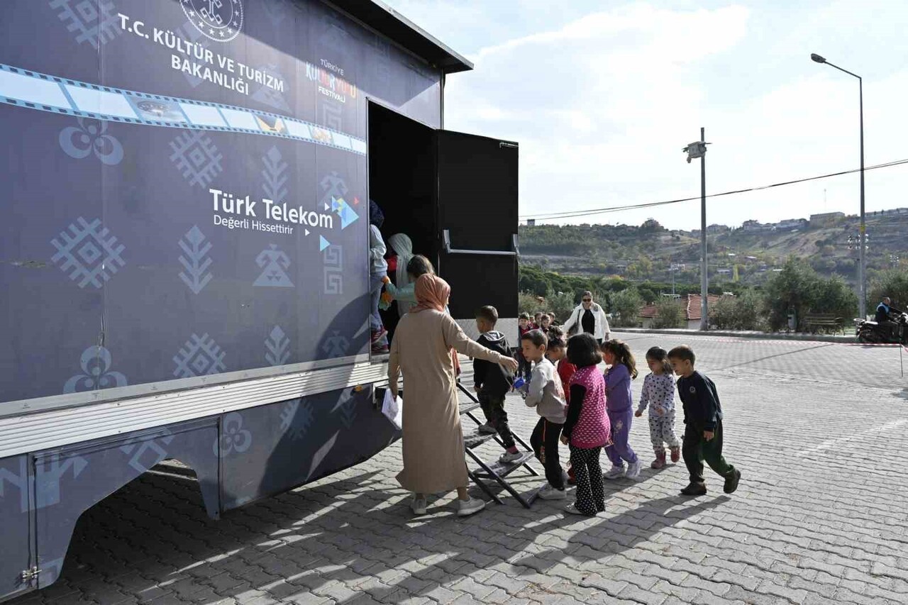 MANİSA’NIN DEMİRCİ İLÇESİNDE KÜLTÜR VE TURİZM BAKANLIĞI’NA AİT GEZEN SİNEMA TIRI, MERKEZ VE KIRSAL...