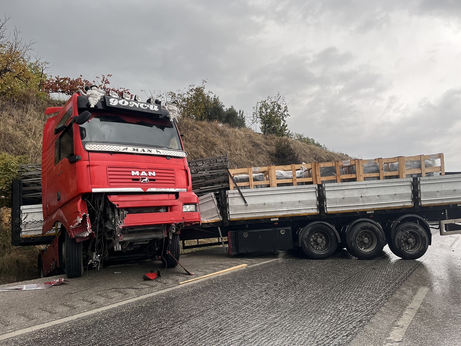 MANİSA’NIN KULA İLÇESİNDE ETKİLİ OLAN YAĞIŞLI HAVA, TRAFİK KAZASINI DA BERABERİNDE GETİRDİ....