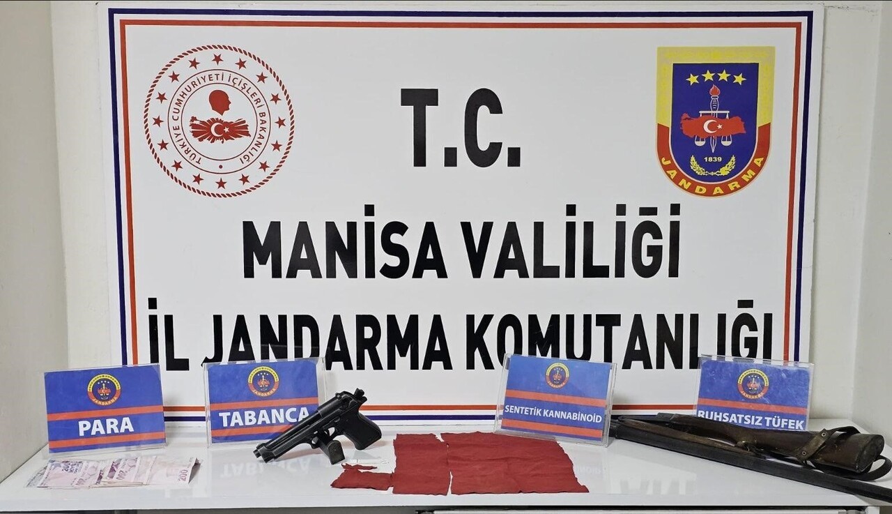 MANİSA’NIN SALİHLİ İLÇESİNDE JANDARMA EKİPLERİ TARAFINDAN BİR EVE DÜZENLENEN OPERASYONDA PEÇETEYE...