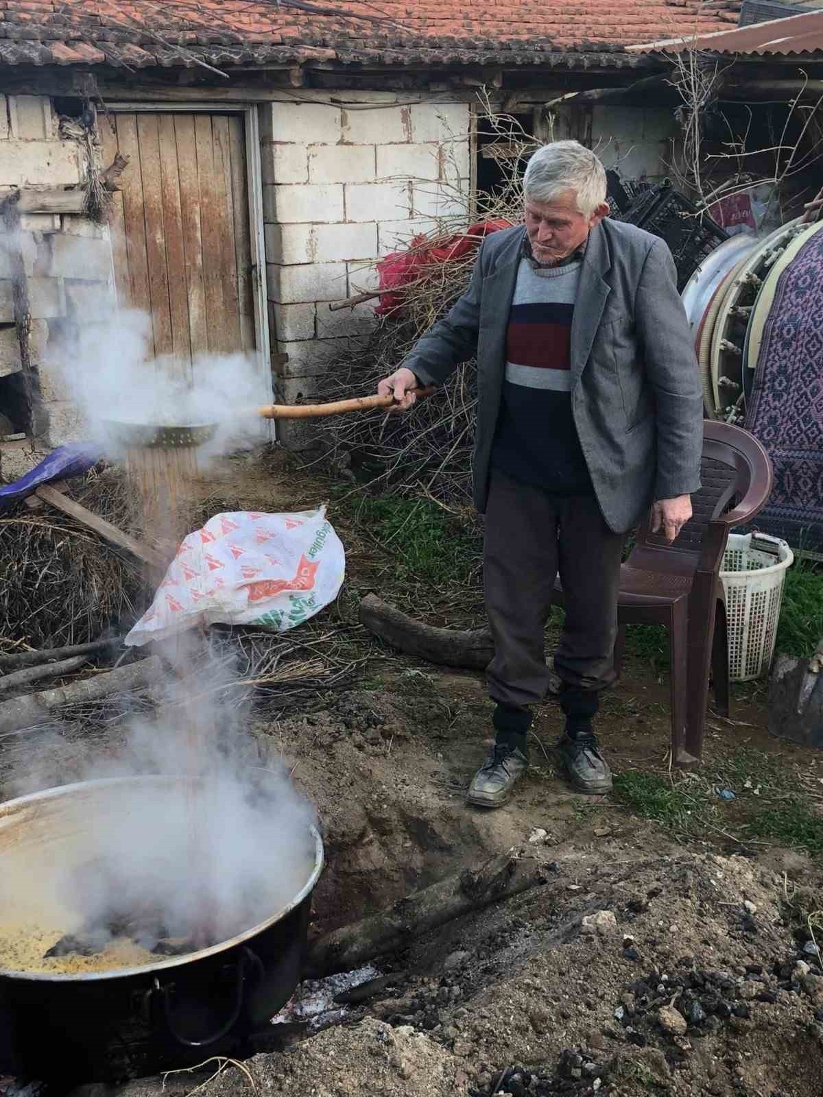 MANİSA’NIN SARIGÖL İLÇESİNDE 2025 YILI SULTANİYE ÜZÜMLERİNDEN PEKMEZ ÜRETİMİ YOĞUN BİR ŞEKİLDE...