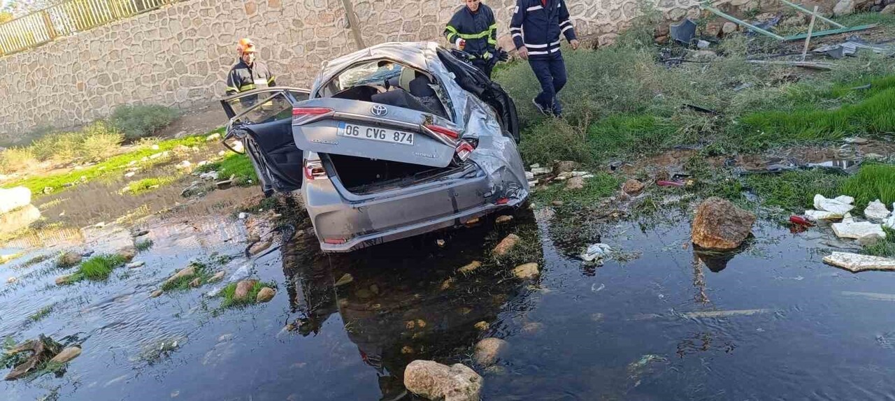 MARDİN’DE DERE YATAĞINA DÜŞEN OTOMOBİLDE YARALANAN 3 KİŞİDEN BİRİ HAYATINI KAYBETTİ.