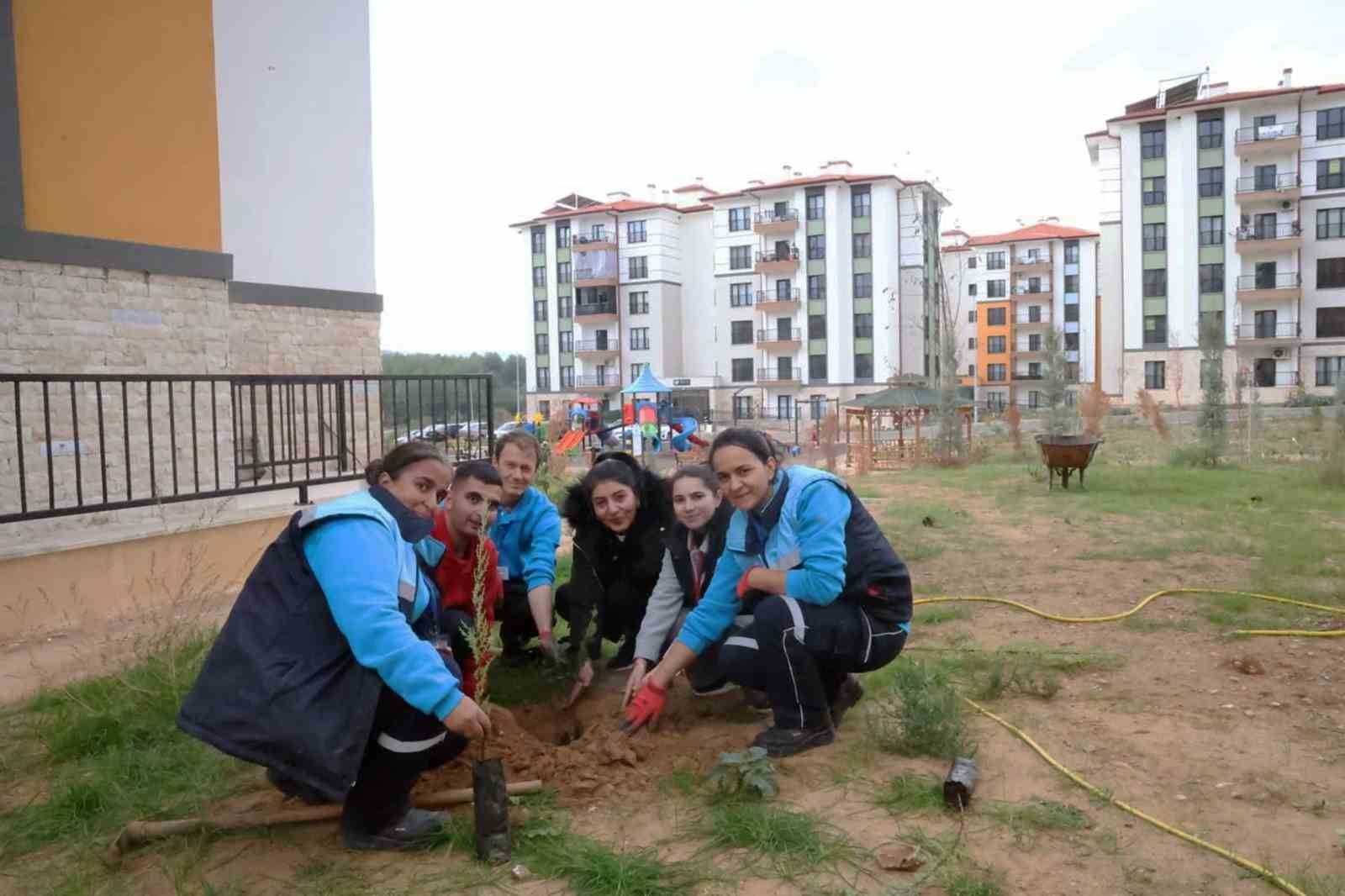 MENTEŞE AKÇAOVA TOKİ SİTE YÖNETİMİNDEN ‘YEŞİL VATAN’A FİDANLI DESTEK