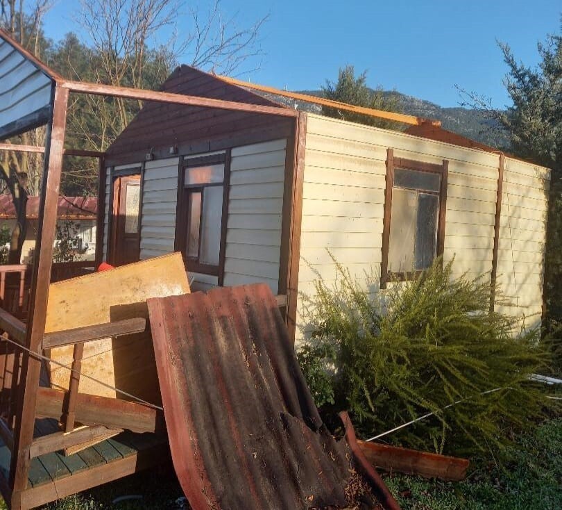 MENTEŞE’DE FIRTINA YAPILARA ZARAR VERDİ