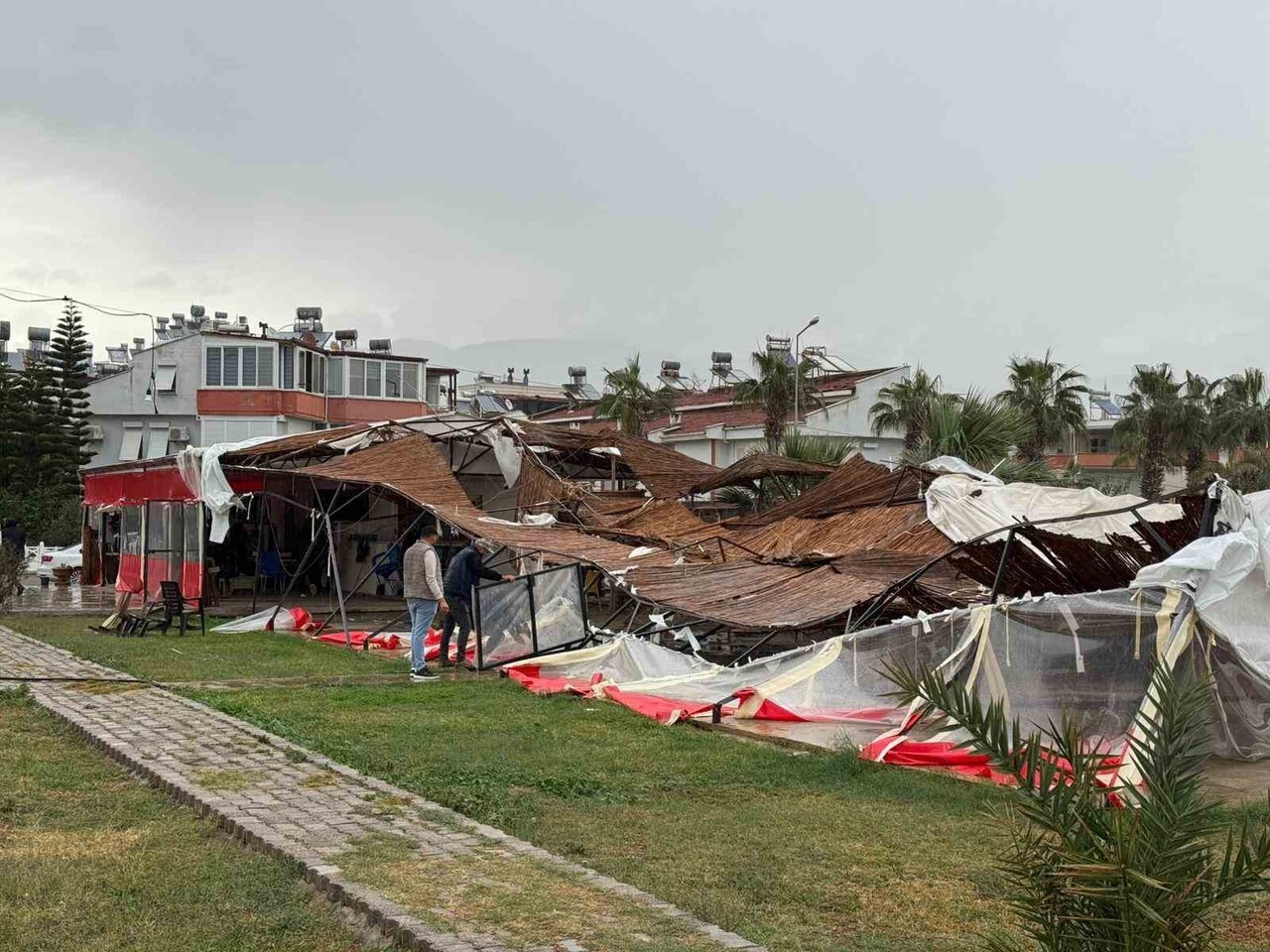 MERSİN'DE GECE YAĞIŞLI HAVA ETKİLİ OLURKEN ANAMUR İLÇESİ SINIRLARINDA AKDENİZ'DE ÇIKAN HORTUM  BİR...