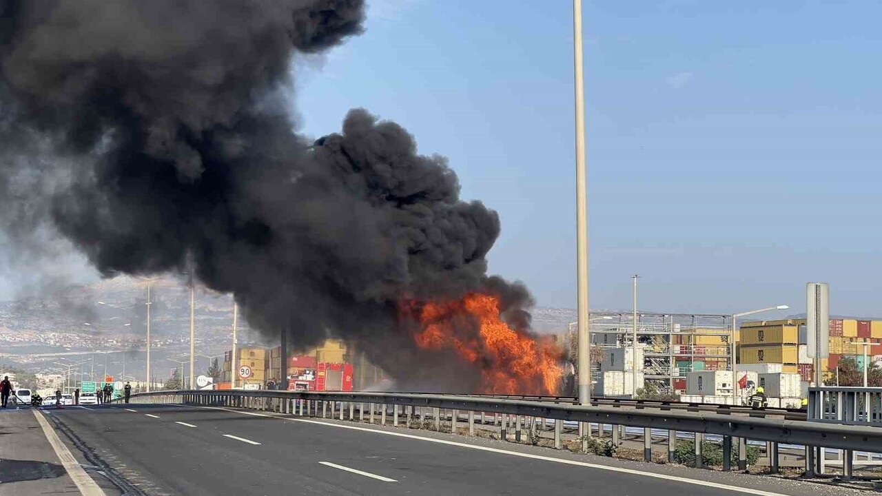 MERSİN'DE SEYİR HALİNDEKİ MAZOT YÜKLÜ TANKERDE ÇIKAN YANGINI FARK EDEN SÜRÜCÜNÜN SAĞ ŞERİDE ÇEKİP...