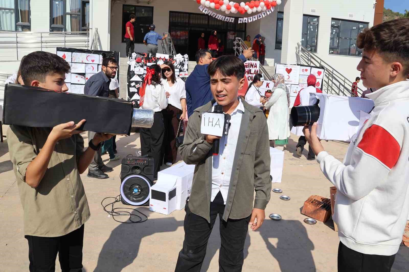 MERSİN'İN BOZYAZI İLÇESİNDE KIZILAY HAFTASI, TEKMEN ORTAOKULUNDA DÜZENLENEN ETKİNLİKLERLE...