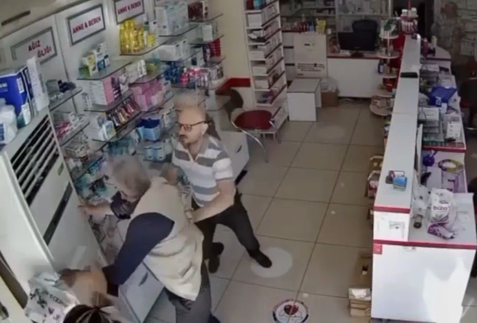 MERSİN'İN ERDEMLİ İLÇESİNDE ECZACI KALFASI, YAŞLI ADAMA KÖTÜ MUAMELEDE BULUNMUŞTU...