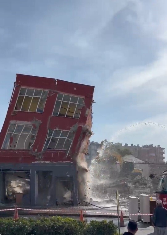 MERSİN'İN TARSUS İLÇESİNDE OPERATÖR, HASAR GÖREN 2 KATLI BİNAYI KIRICIYI YERE VURARAK TİTREŞİMLE...