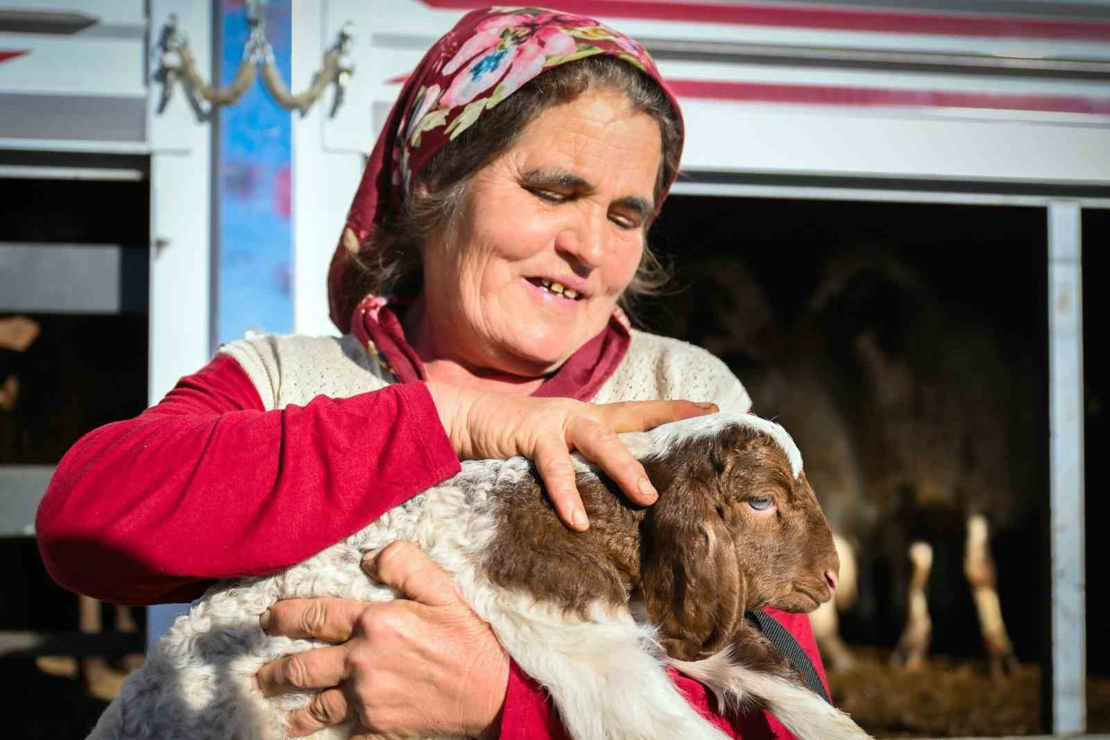 MERSİN’DE 6’NCI YILINA GİREN ‘HADİ GEL KÖYÜMÜZE DESTEK VERELİM’ PROJESİ, KÜÇÜKBAŞ HAYVANCILIKTAN...