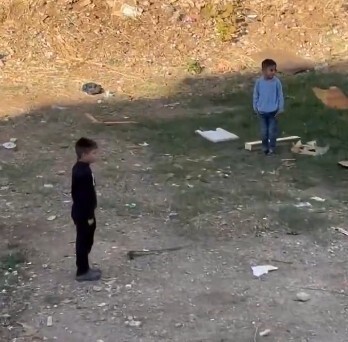 MERSİN’DE AFAD’IN İKAS KAPSAMINDA GERÇEKLEŞTİRDİĞİ SİREN TESTİNDE, SOKAKTA OYNAYAN İKİ ÇOCUĞUN...