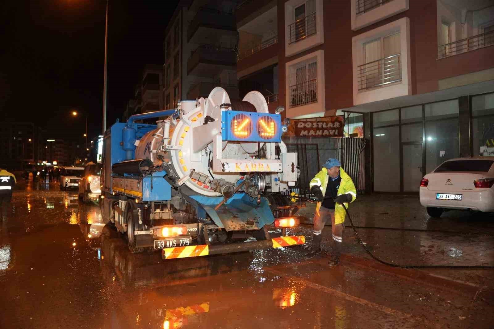 MERSİN’DE KIRSAL MAHALLELERDE ETKİLİ OLAN YAĞIŞ SONRASI TAŞKINA HIZLA MÜDAHALE EDEN MESKİ...