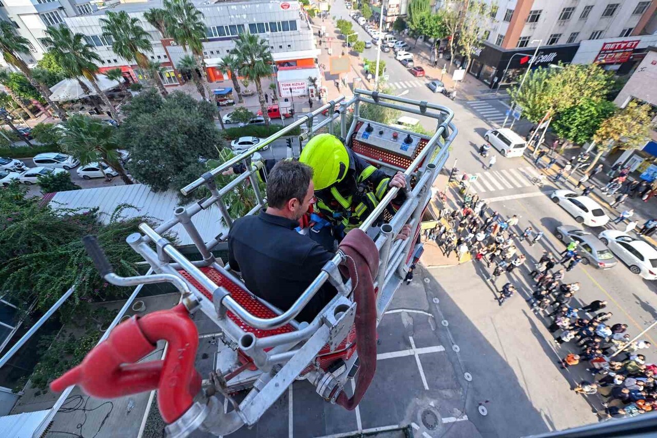 MERSİN’DE METROPOL İŞ MERKEZİ’NDE DÜZENLENEN YANGIN VE KURTARMA TATBİKATINDA PERSONEL KISA SÜREDE...