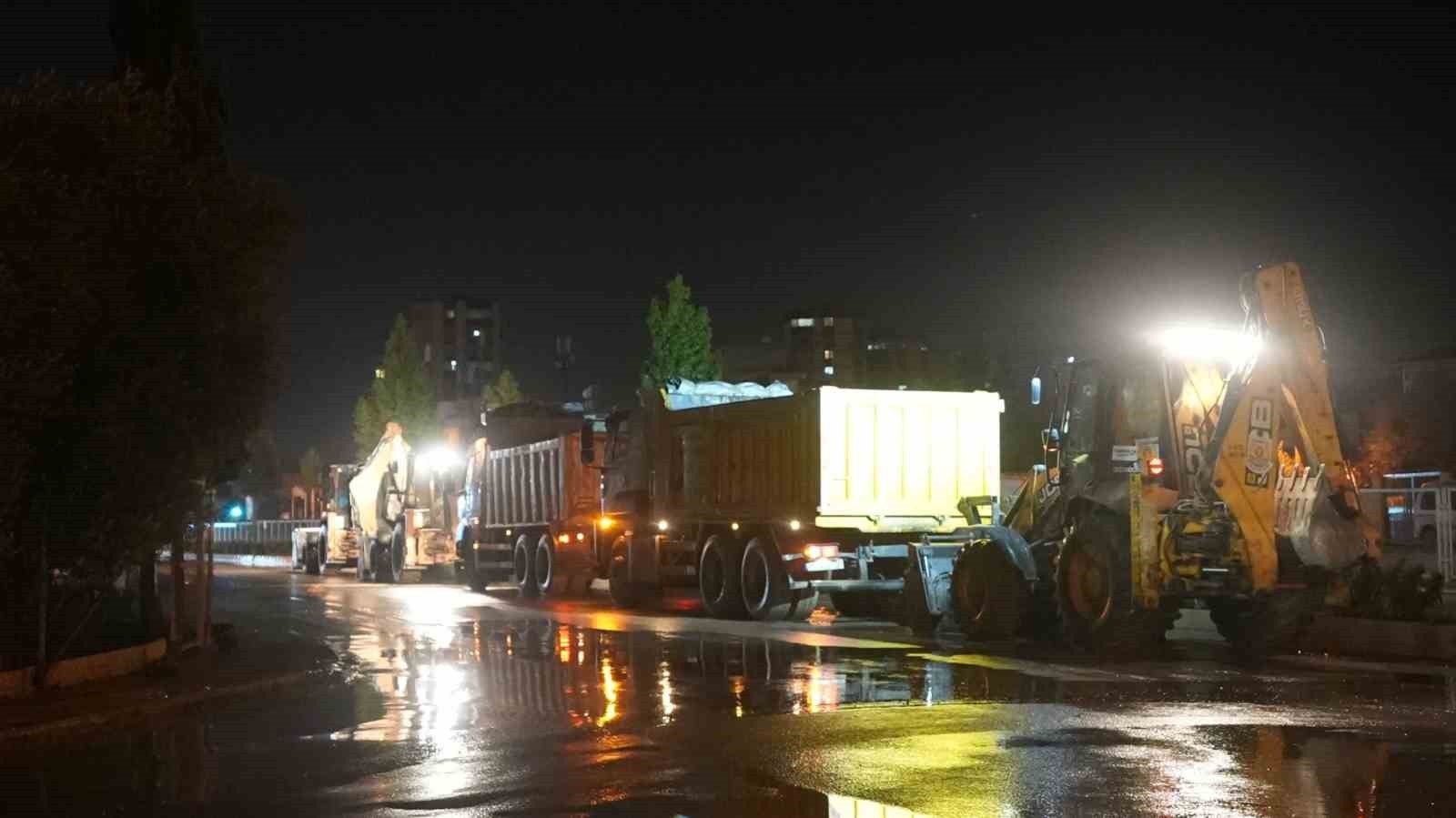MERSİN’DE YOĞUN YAĞIŞIN ARDINDAN ALARMA GEÇEN TARSUS BELEDİYESİ EKİPLERİ, İLÇE GENELİNDE SABAHA...