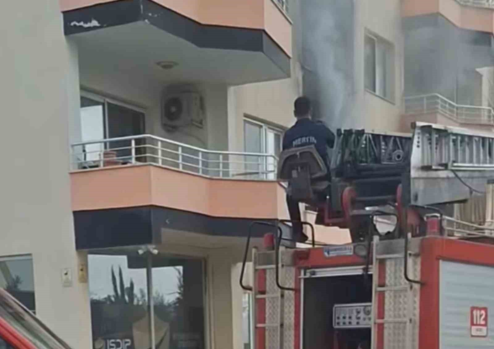 MERSİN’İN ERDEMLİ İLÇESİNDE BİR BİNANIN BİRİNCİ KATINDA ÇIKAN YANGIN PANİĞE NEDEN OLDU. DAİREDE...