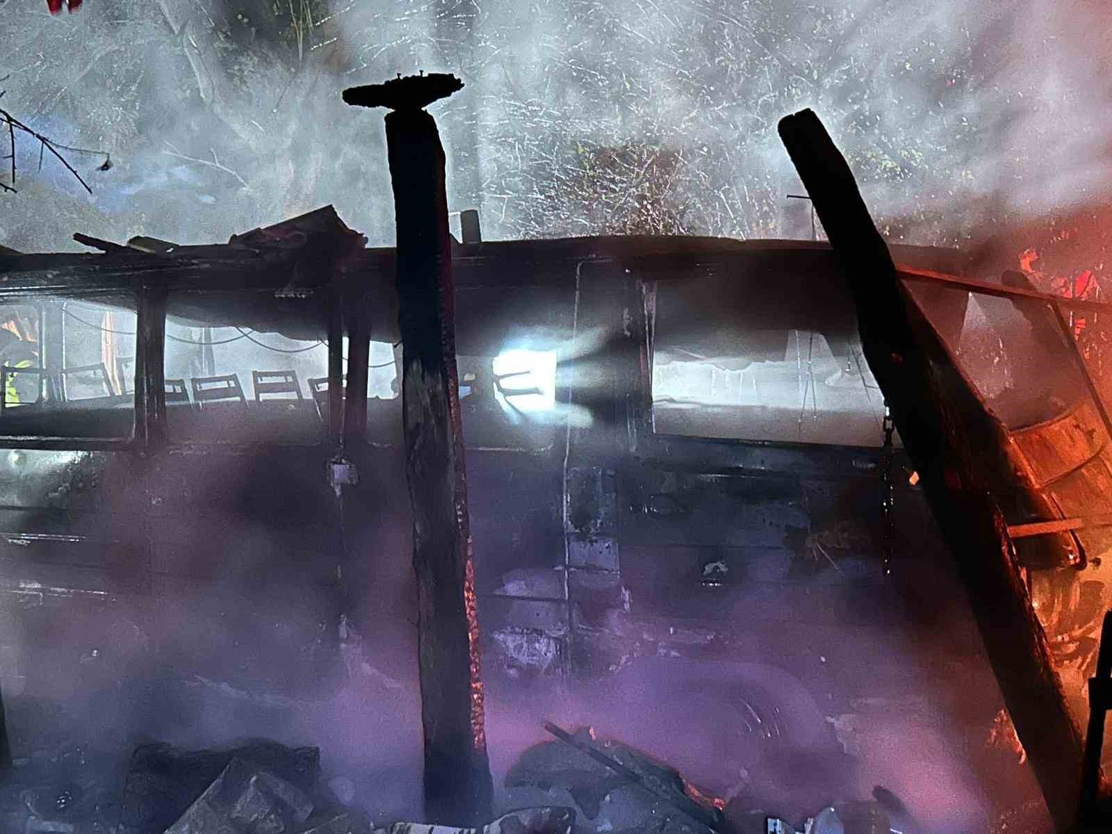 METEOROLIJİNİN YAĞMUR UYARISI YAPTIĞI BARTIN'DA BİR GARAJA YILDIRIM DÜŞTÜ. ÇIKAN YANGINDA 2 ARAÇ...