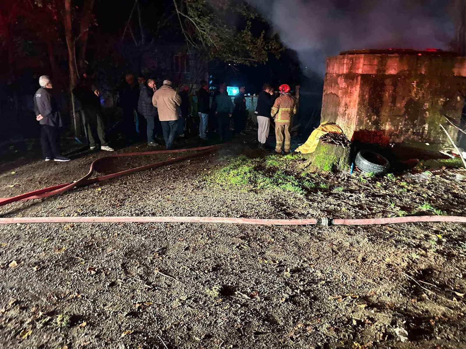 METEOROLIJİNİN YAĞMUR UYARISI YAPTIĞI BARTIN'DA BİR GARAJA YILDIRIM DÜŞTÜ. ÇIKAN YANGINDA 2 ARAÇ...