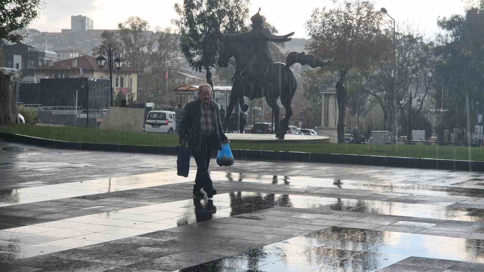 METEOROLOJİ GENEL MÜDÜRLÜĞÜ TARAFINDAN YAPILAN KUVVETLİ YAĞIŞ UYARISININ ARDINDAN TEKİRDAĞ’IN...