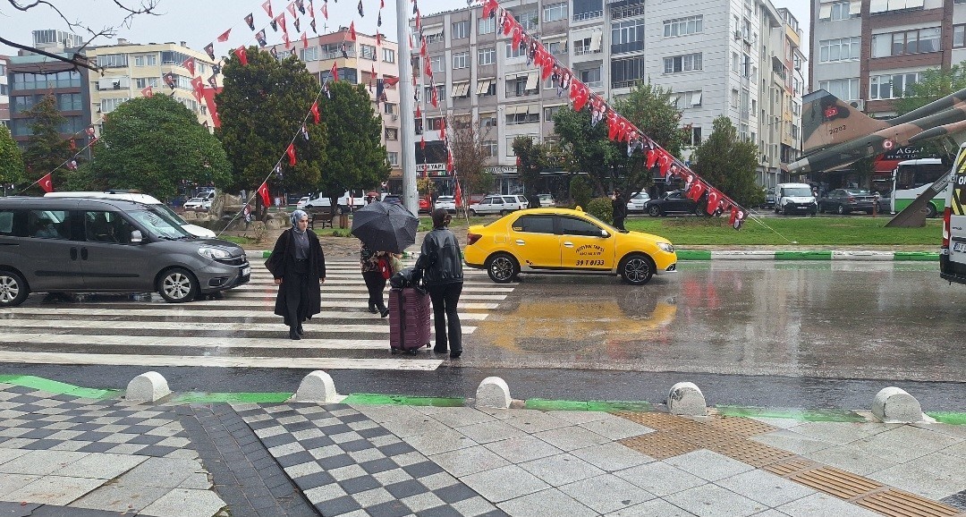 METEOROLOJİ GENEL MÜDÜRLÜĞÜNÜN UYARILARININ ARDINDAN KIRKLARELİ'NDE SAĞANAK YAĞIŞ ETKİLİ...