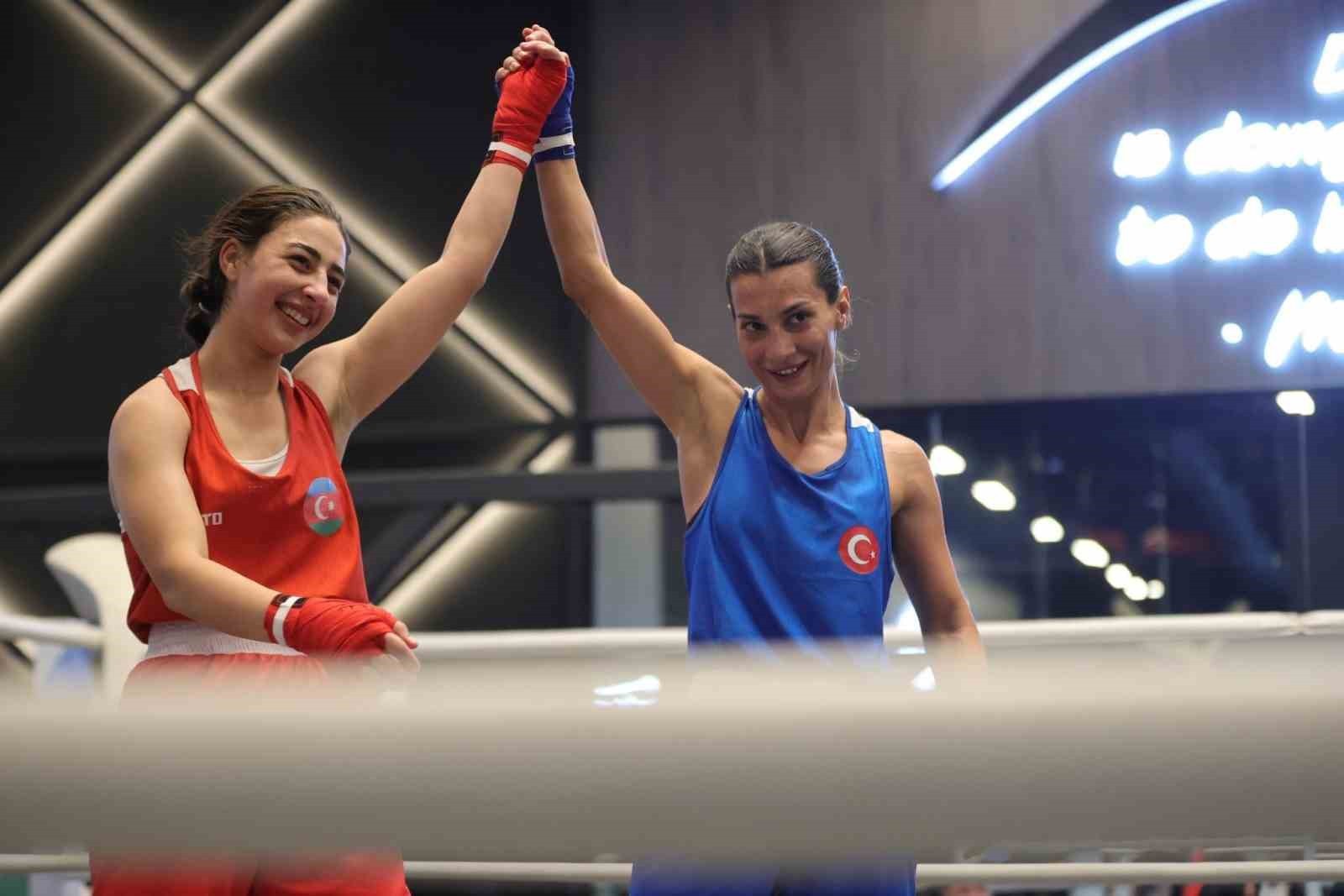 MİLLİ BOKSÖR AYŞEN TAŞKIN, SUUDİ ARABİSTAN'IN BAŞKENTİ RİYAD'DA DÜZENLENEN 6. İSLAMİ DAYANIŞMA...