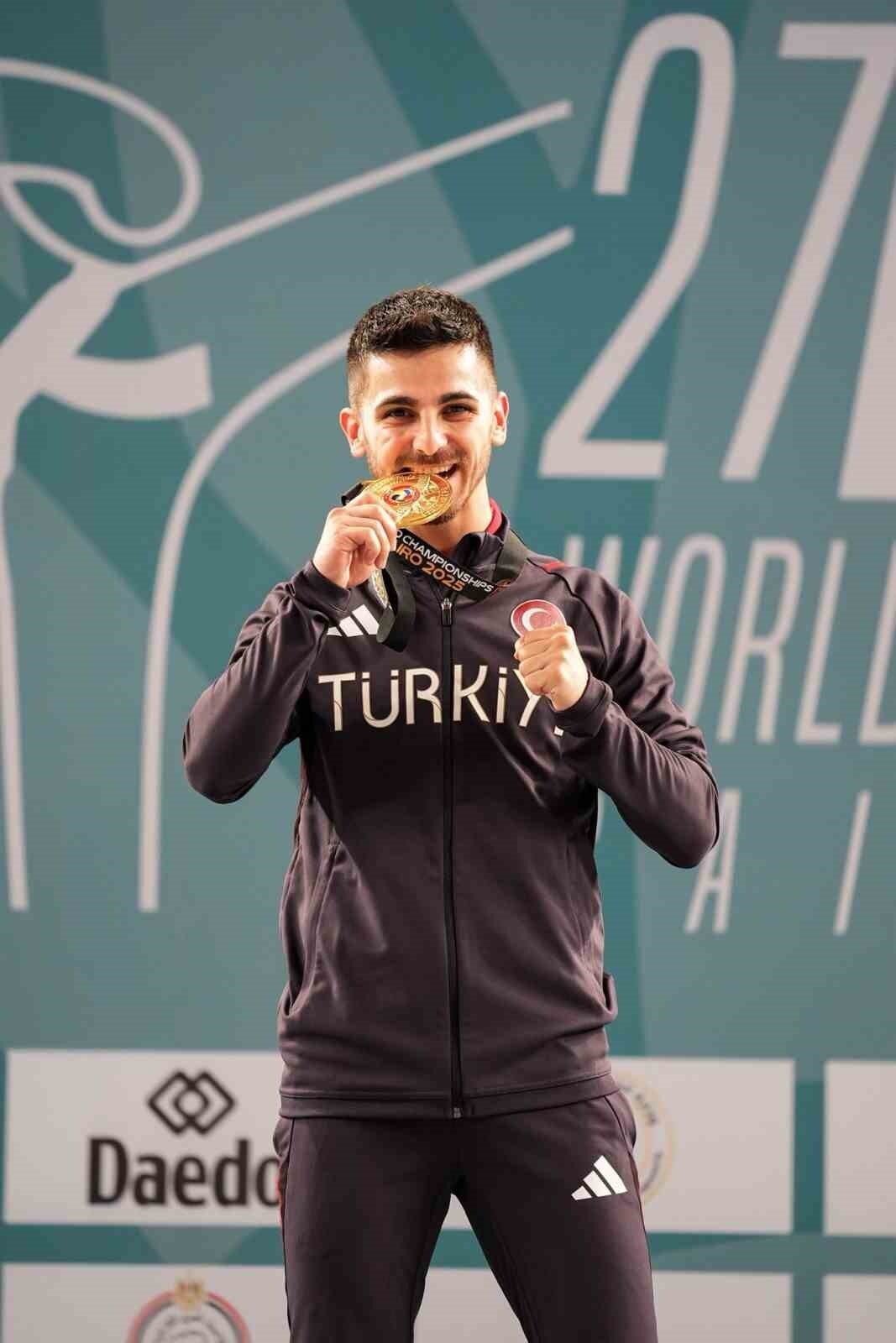 MİLLİ KARATECİ ERAY ŞAMDAN, MISIR’DA DÜZENLENEN 27. DÜNYA KARATE ŞAMPİYONASI’NDA ALTIN MADALYANIN...