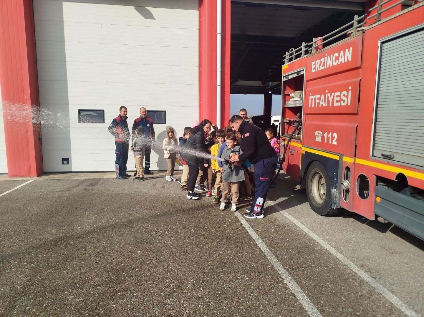 MİNİK ÖĞRENCİLER İTFAİYECİLİK MESLEĞİNİ YERİNDE ÖĞRENDİ