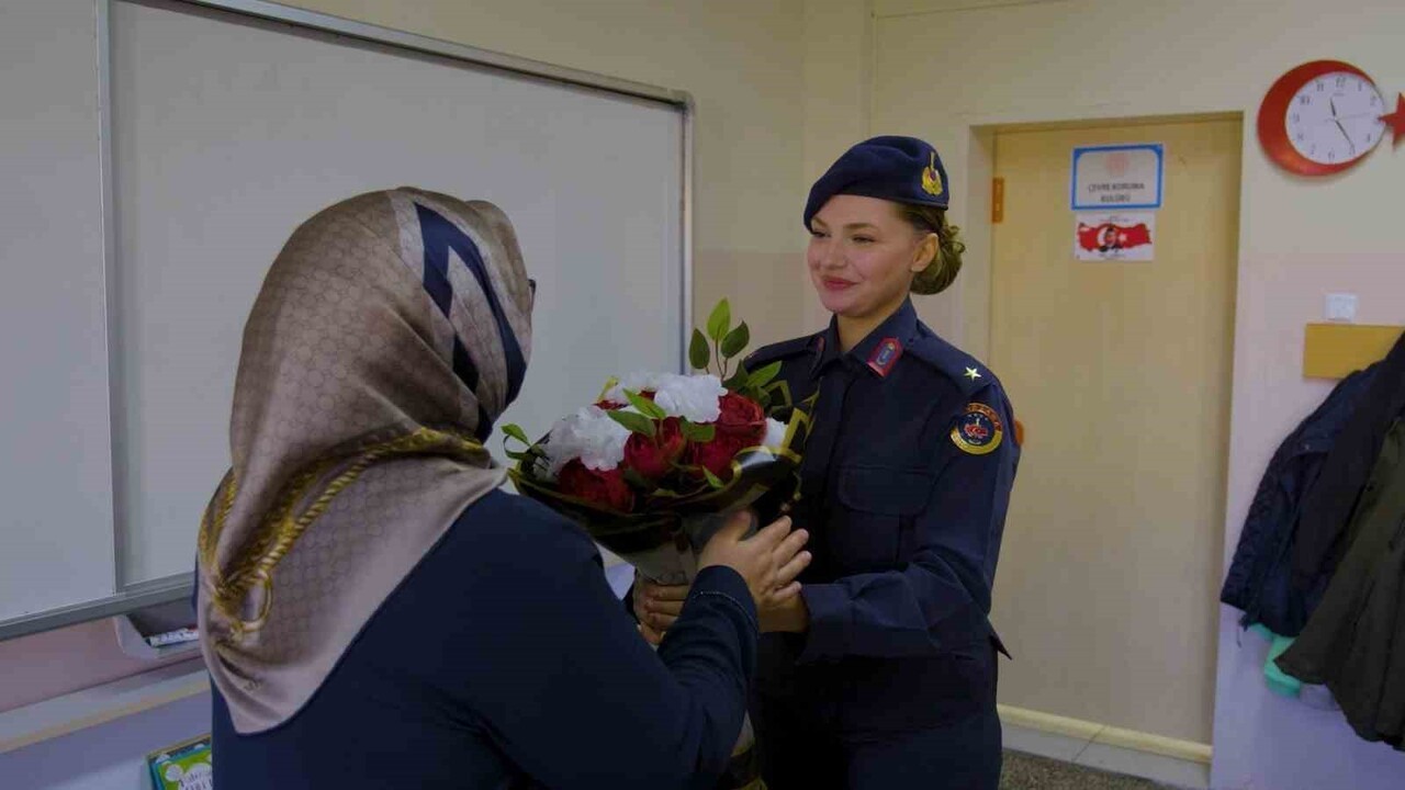 MİNİK SIRMA BÜYÜDÜ TEĞMEN OLDU: BAYBURT JANDARMADAN DUYGULANDIRAN 'ÖĞRETMENLER GÜNÜ'...