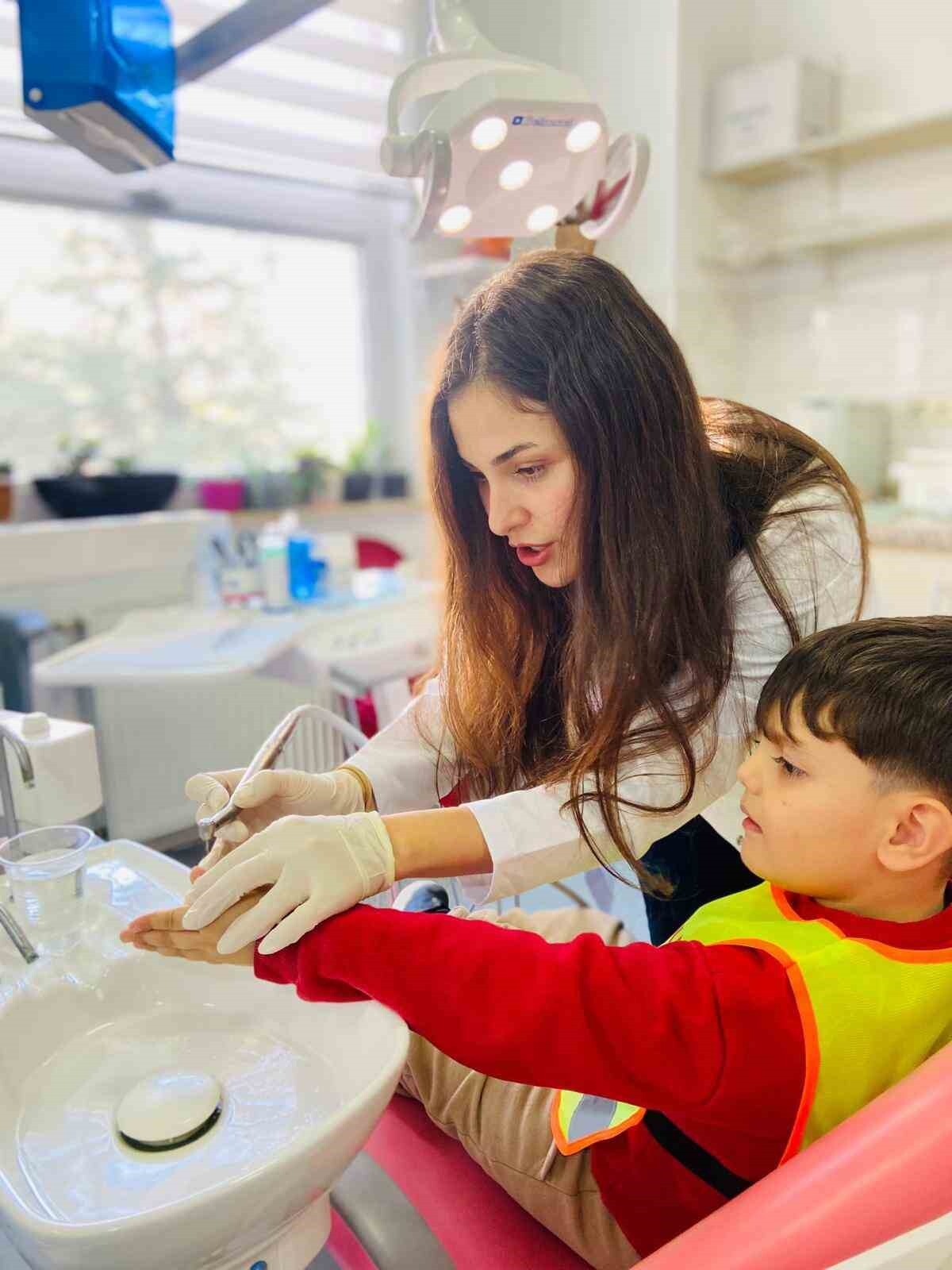 MİNİKLER DİŞ HASTANESİNDE EĞİTİCİ GEZİYE KATILDI