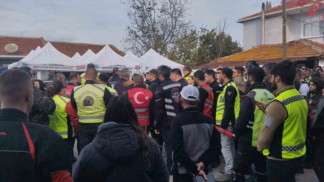 MOTOSİKLET SEVDALILARI KONVOYU, ŞEHİT İLKER AYKUT'UN MURATLI'DAKİ BABA OCAĞINI ZİYARET ETTİ.