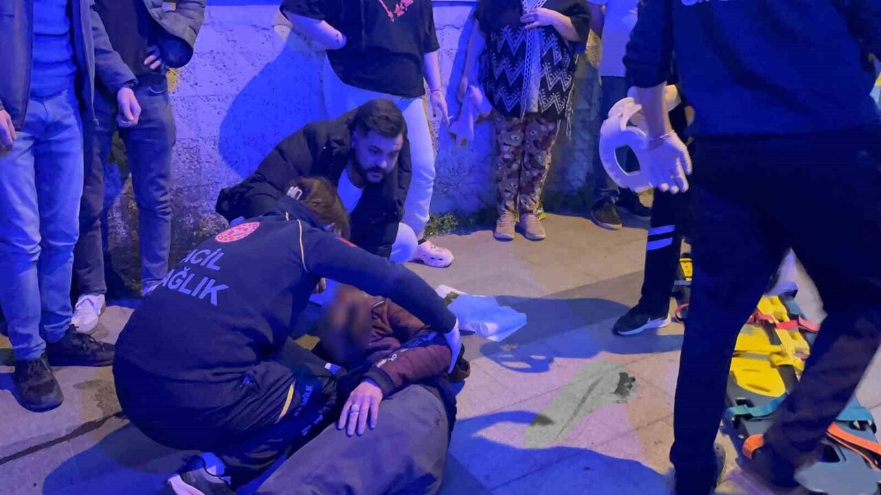 MOTOSİKLETİN ÇARPTIĞI ALKOLLÜ YAYANIN TAKLA ATTIĞI ANLAR KAMERADA