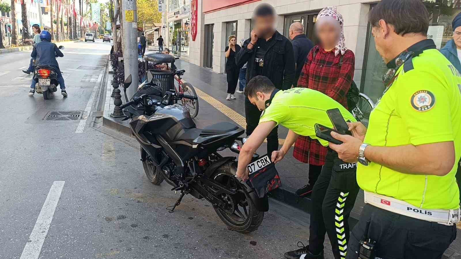 MOTOSİKLETİN PLAKASININ BANDANA İLE KAPALI OLDUĞUNU GÖREN TRAFİK EKİBİ, DURDURDUĞU MOTOSİKLETİN...