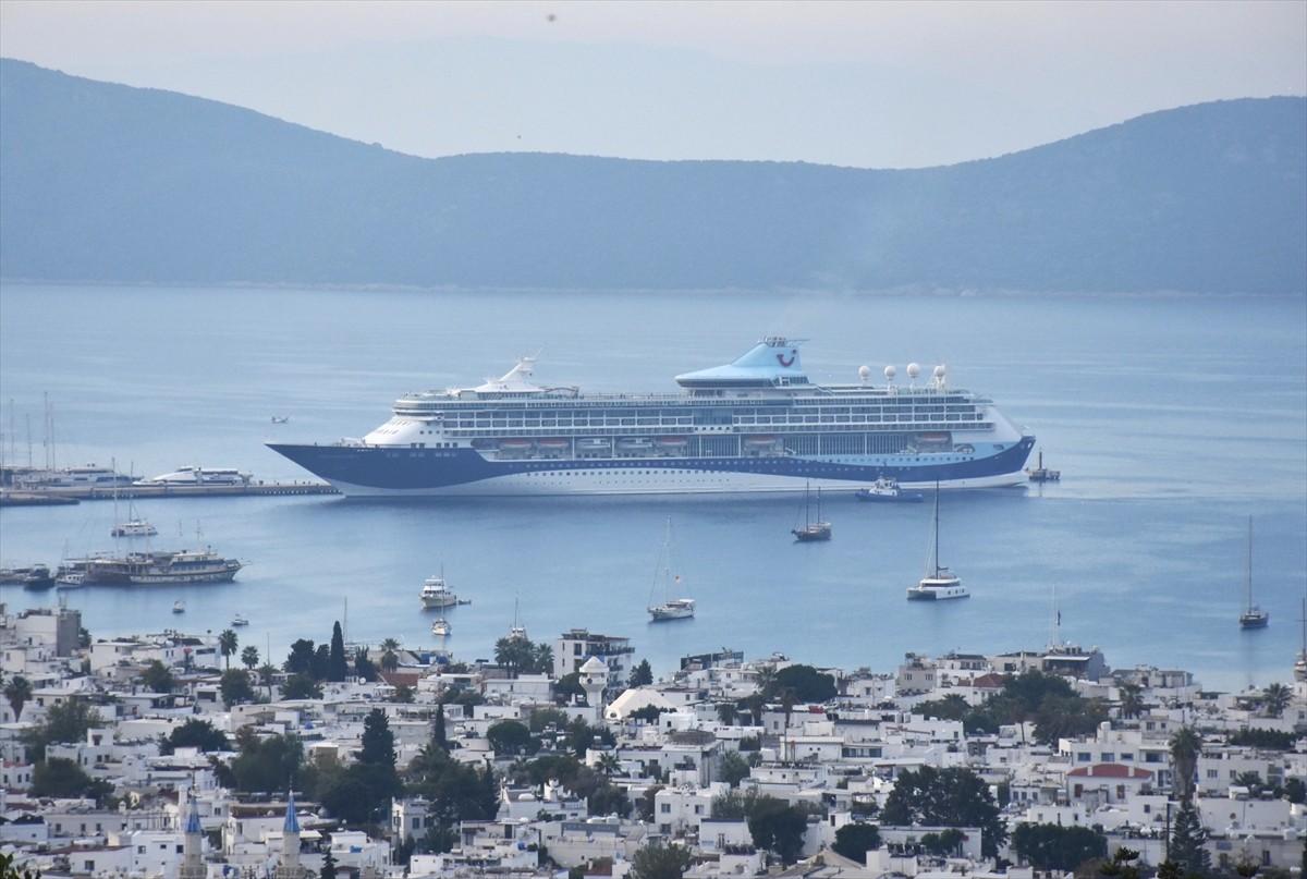 Muğla'nın Bodrum ilçesine, "Marella Discovery 2" (sağda) ve "Emerald Azzurra" (solda) isimli...