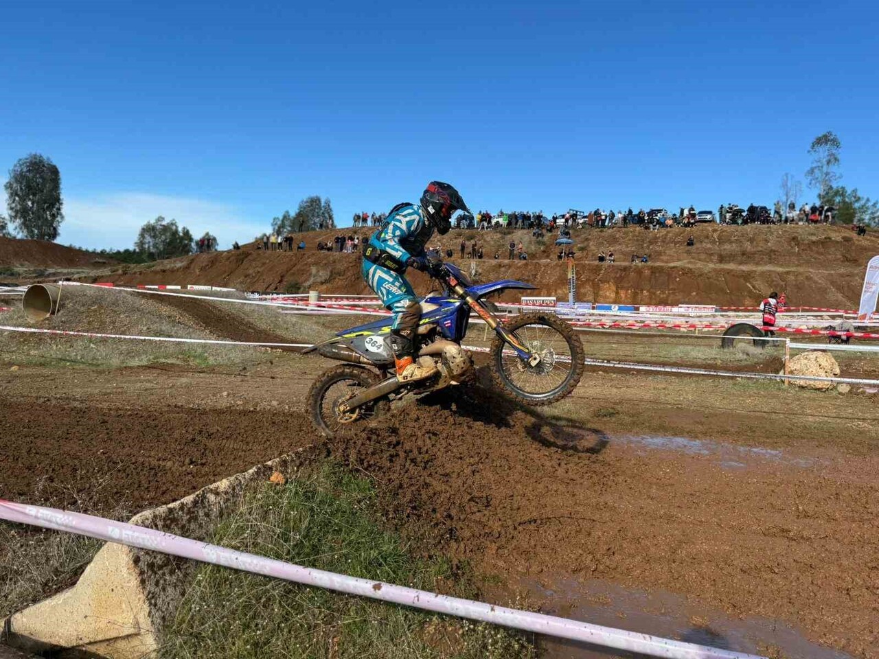 MUĞLA'NIN FETHİYE İLÇESİNDE, ÜÇ GÜN BOYUNCA 105 SPORCUNUN ÇAMURLA, YAĞMURLA VE ZORLU PARKURLARLA...