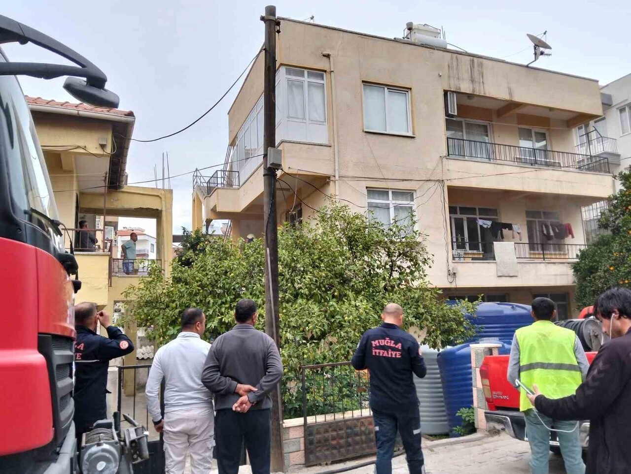 MUĞLA'NIN MİLAS İLÇESİNDE BİR APARTMAN DAİRESİNDE OCAKTA UNUTULAN YEMEK NEDENİYLE ÇIKAN YANGINDA...