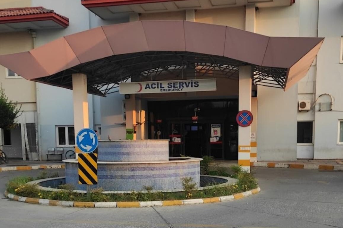 MUĞLA'NIN SEYDİKEMER İLÇESİNDE EVDE YEDİKLERİ TAVUK YEMEĞİNDEN SONRA ZEHİRLENME ŞÜPHESİYLE...