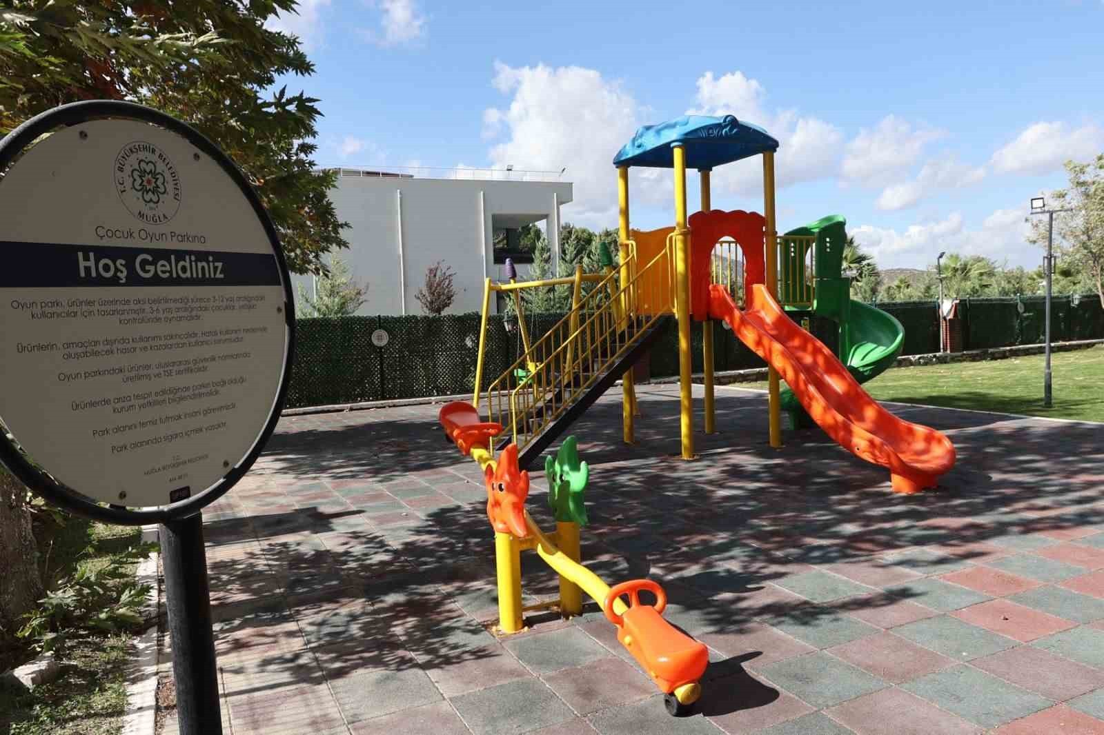 MUĞLA BÜYÜKŞEHİR’DEN YATAĞAN’A YENİ OYUN ALANLARI VE BANK DESTEĞİ