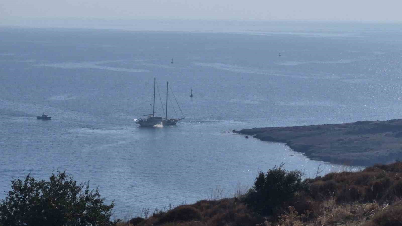 MUĞLA’NIN BODRUM İLÇESİNDE 41 METRE BOYUNDAKİ YELKENLİ TEKNE KARAYA OTURDU.