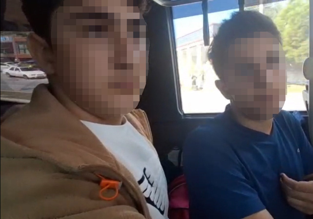 MUĞLA’NIN BODRUM İLÇESİNDE BELEDİYE OTOBÜSÜNE BİNMEK İSTEYEN BİR GRUP ÖĞRENCİ, VALİZLERİ FAZLA...