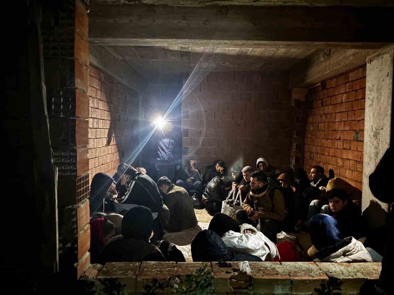 MUĞLA’NIN BODRUM İLÇESİNDEN YUNAN ADALARINA GEÇİŞ HAZIRLIĞINDAKİ GÖÇMENLER, İNŞAATTA...