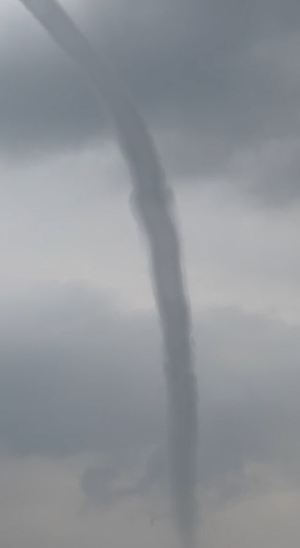 MUĞLA’NIN MARMARİS İLÇESİNDE OLUŞAN HORTUM VATANDAŞLAR TARAFINDAN CEP TELEFONU KAMERASIYLA...