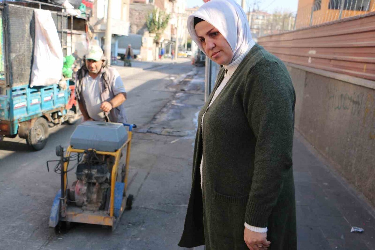 MURADİYE MAHALLE MUHTARI DİLEK DEMİR DE ÇALIŞAMALARI TAKİP ETTİ.