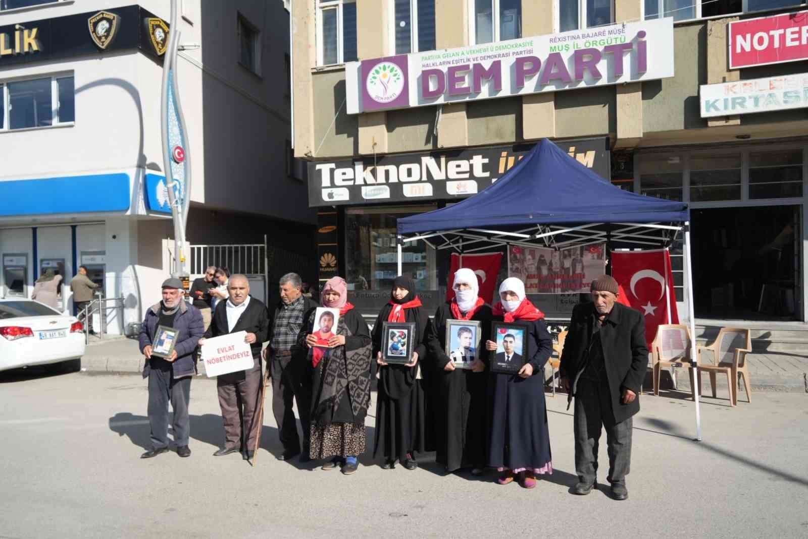 MUŞ'TA ÇOCUKLARI TERÖR ÖRGÜTÜ PKK TARAFINDAN KAÇIRILAN AİLELER, DEM PARTİ İL BAŞKANLIĞI BİNASI...